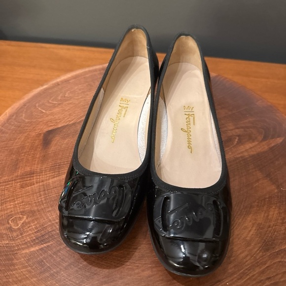 Salvatore Ferragamo Pumps Size 7  6.5? BLK Enamel Leather - Picture 13 of 16